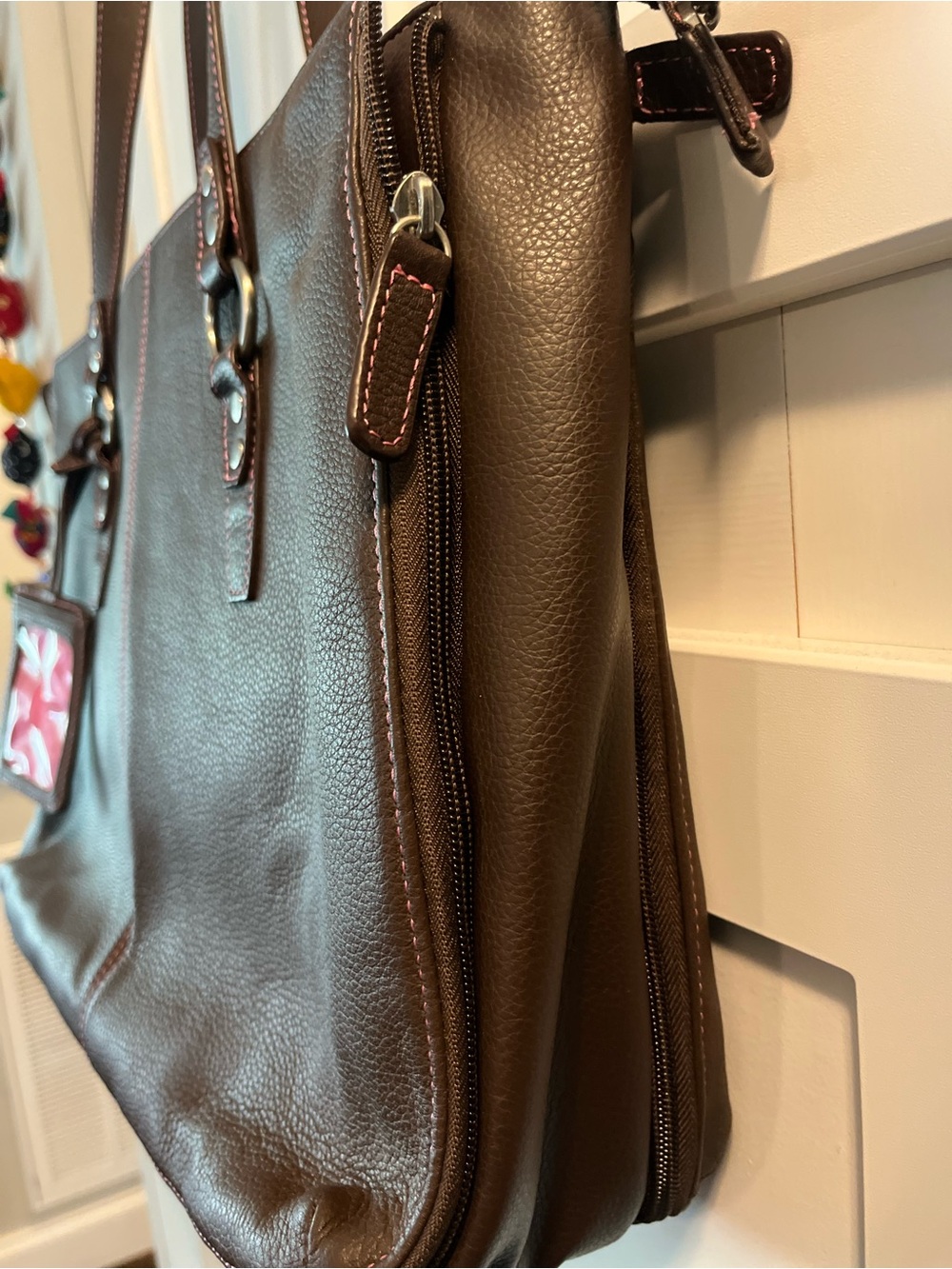 Buxton Brown Leather Shoulder Bag with Pink ID Tag - Picture 2 of 9